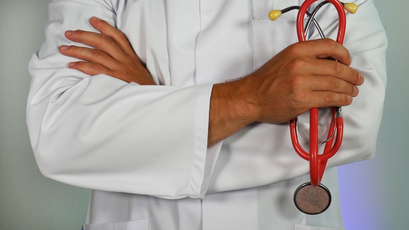Un médecin tenant un stéthoscope