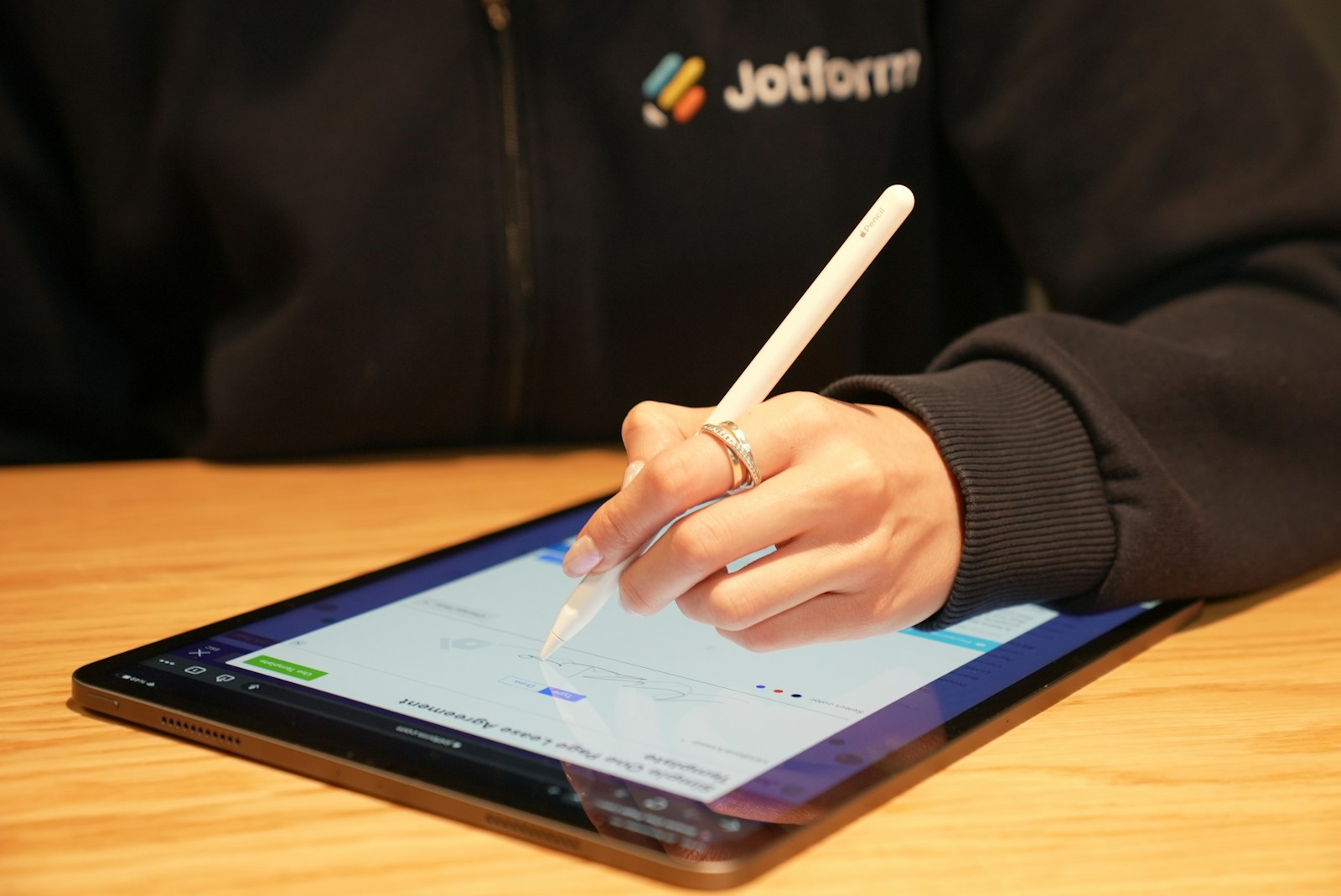 une personne écrivant sur une tablette avec un stylo